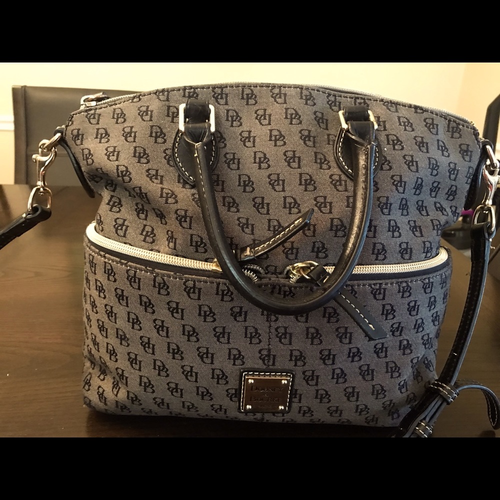 Two pocket Authentic Dooney and Burke Signature Satchel, Well taken care of❤️